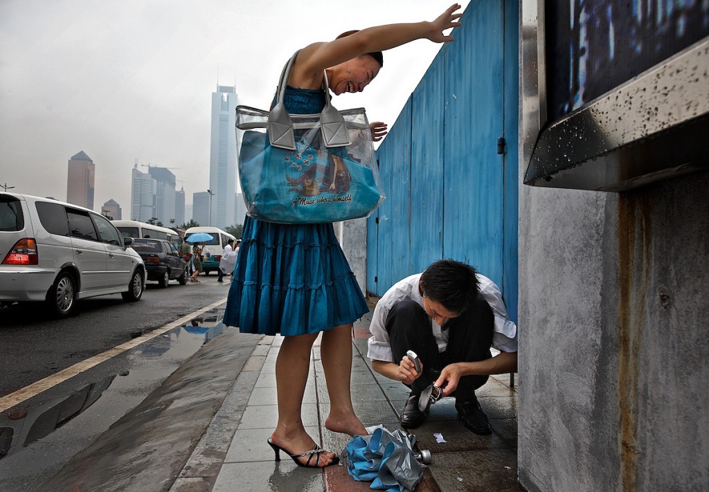 Using Cell Phone to Hammer High Heel Shoe Back Together | China